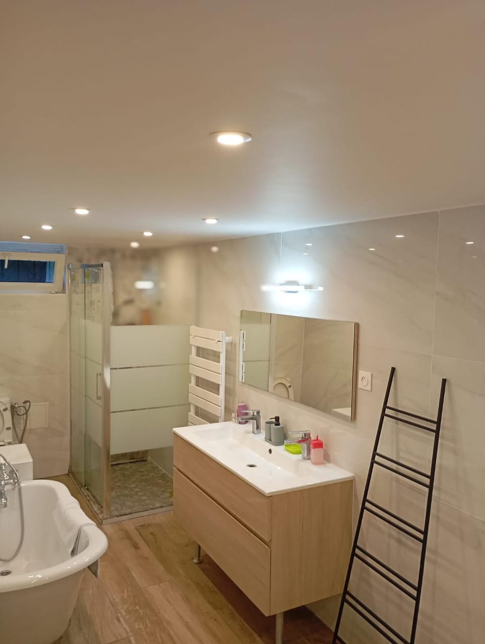 La Villa double bed male shared room daily stay 20h to 10h Vacation rental in Drancy