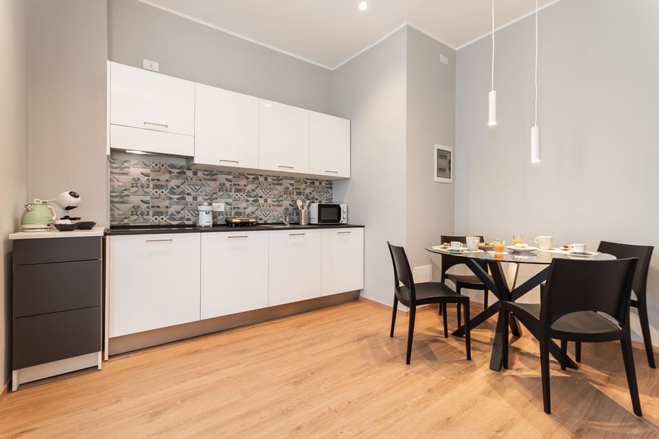 Kitchen or kitchenette, Dining area