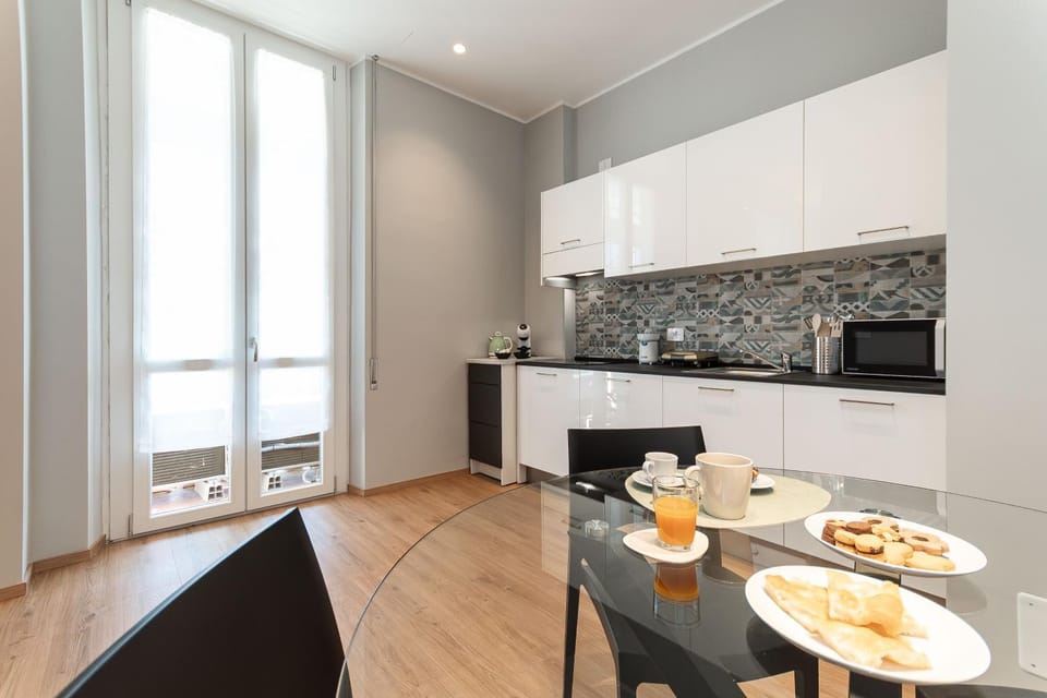 Coffee/tea facilities, Kitchen or kitchenette, Dining area, stove