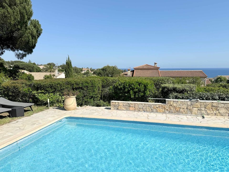 Villa vue mer piscine chauffee Les Issambres Villa in Roquebrune-sur-Argens