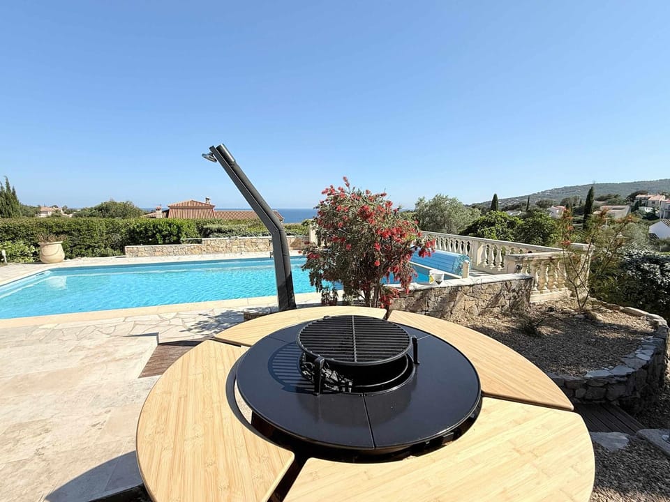 Villa vue mer piscine chauffee Les Issambres Villa in Roquebrune-sur-Argens