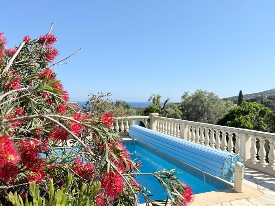 Villa vue mer piscine chauffee Les Issambres Villa in Roquebrune-sur-Argens