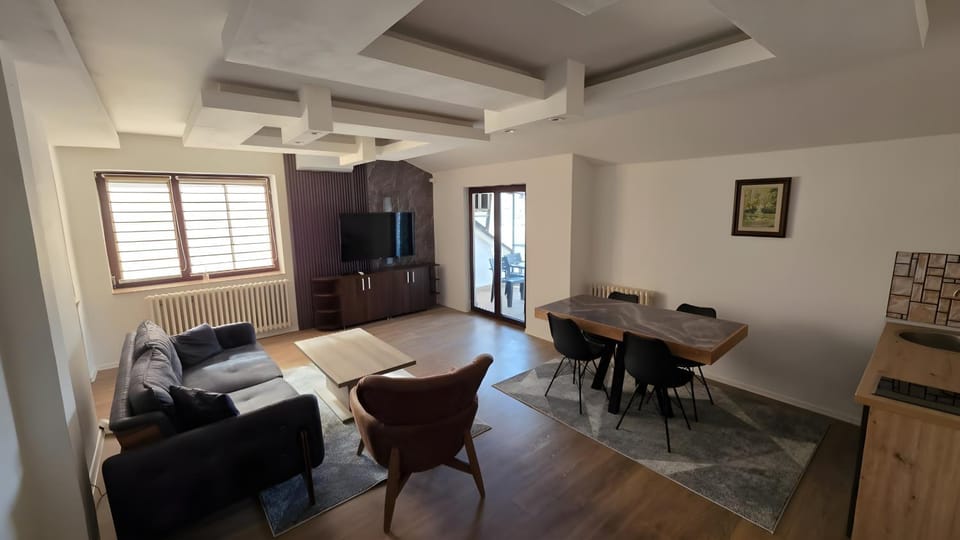 Kitchen or kitchenette, Living room, Seating area, Dining area