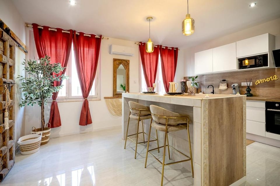Love Room Bali Romantique Tantra jaccuzi Apartment in Perpignan