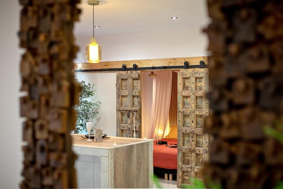 Love Room Bali Romantique Tantra jaccuzi Apartment in Perpignan
