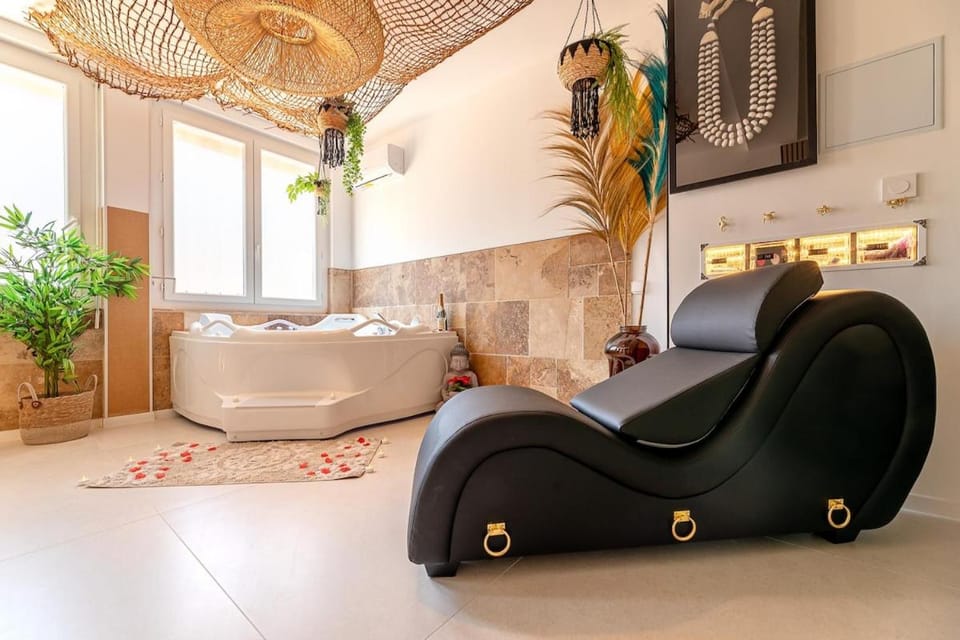 Love Room Bali Romantique Tantra jaccuzi Apartment in Perpignan