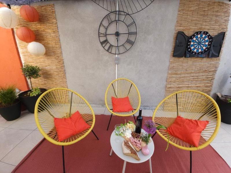 Darts, Balcony/Terrace