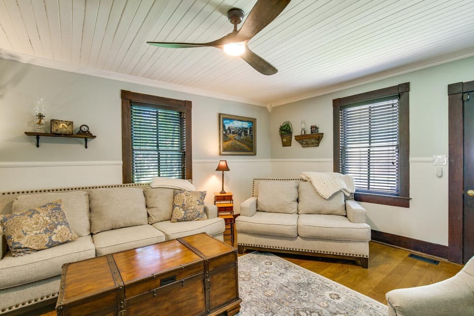 Historic Home w/ Hot Tub and Game Room in Augusta House in Missouri