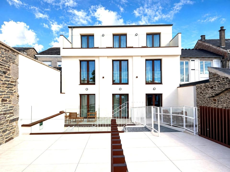 Property building, Day, Balcony/Terrace