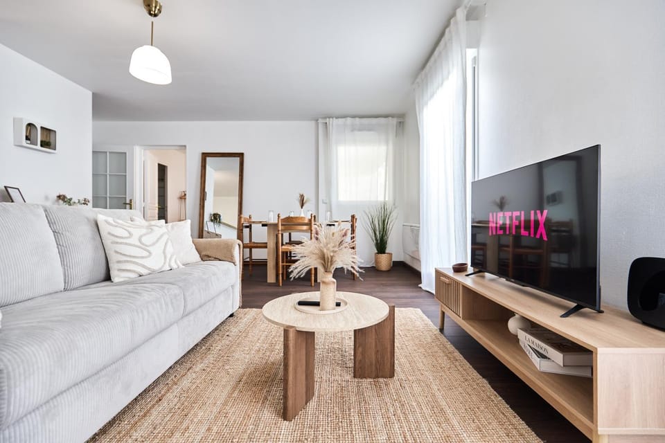 Communal lounge/ TV room, TV and multimedia, Living room, Seating area, Dining area