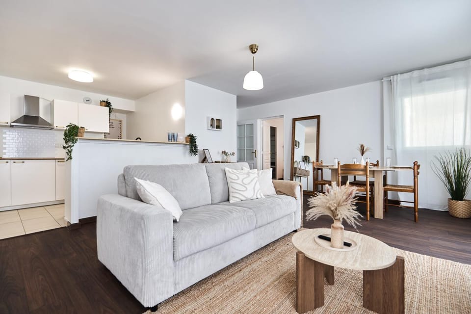 Coffee/tea facilities, Kitchen or kitchenette, Living room, Dining area, stove