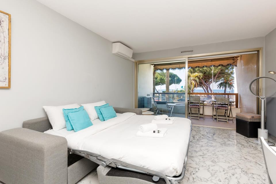 BELLE VUE Centre Juan les Pins, résidence avec gardien ,parking prive, 4 pers, front de mer Apartment in Antibes