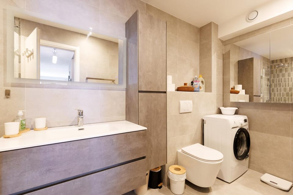 BELLE VUE Centre Juan les Pins, résidence avec gardien ,parking prive, 4 pers, front de mer Apartment in Antibes