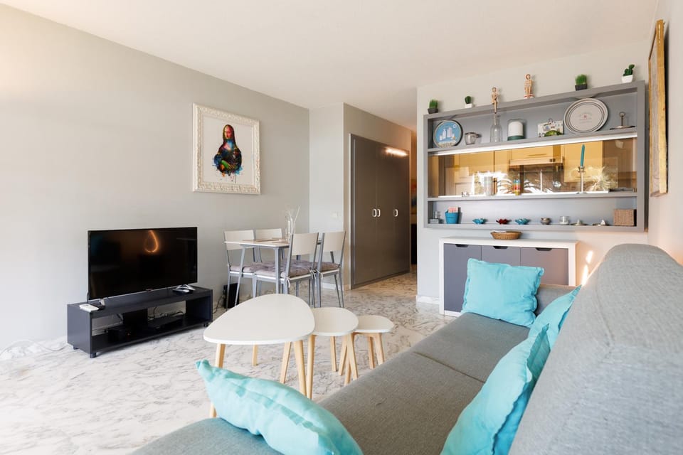 BELLE VUE Centre Juan les Pins, résidence avec gardien ,parking prive, 4 pers, front de mer Apartment in Antibes
