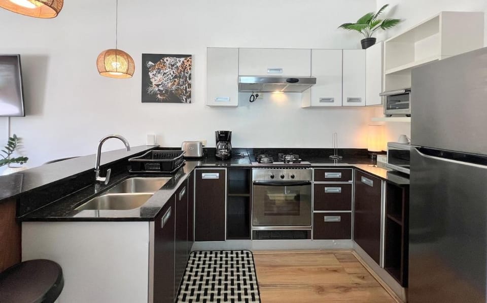G-House, Bright & Mindful Space in a Prime Spot Apartment in San José Province