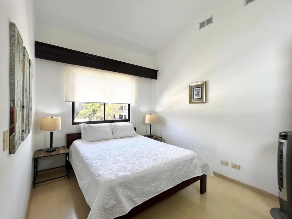 G-House, Bright & Mindful Space in a Prime Spot Apartment in San José Province