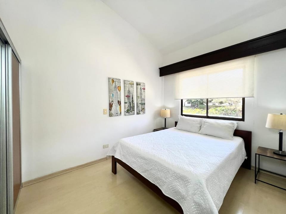 G-House, Bright & Mindful Space in a Prime Spot Apartment in San José Province