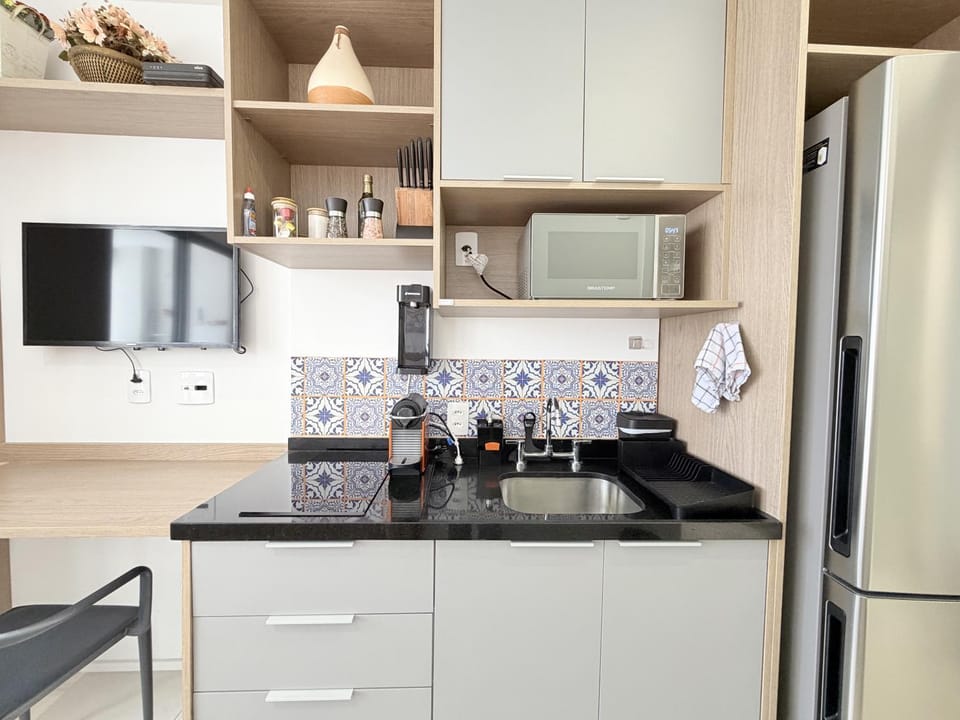 Coffee/tea facilities, Kitchen or kitchenette, microwave, minibar, stove