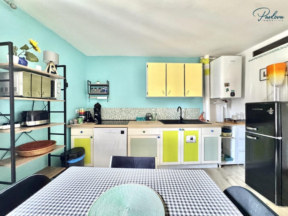 Kitchen or kitchenette, Dining area, dishwasher, stove, toaster
