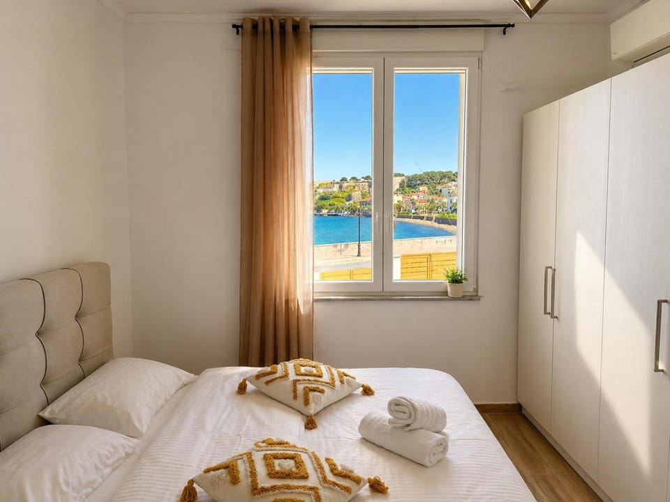 Bed, Natural landscape, Photo of the whole room, Bedroom
