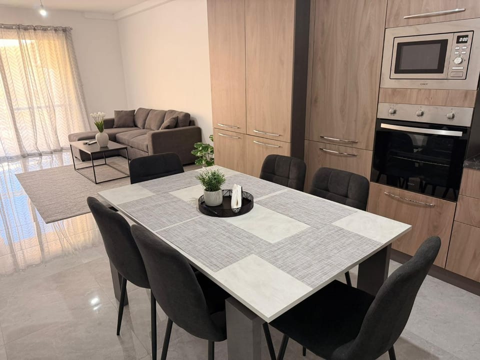 TV and multimedia, Kitchen or kitchenette, Living room, Seating area, Dining area, oven, stove
