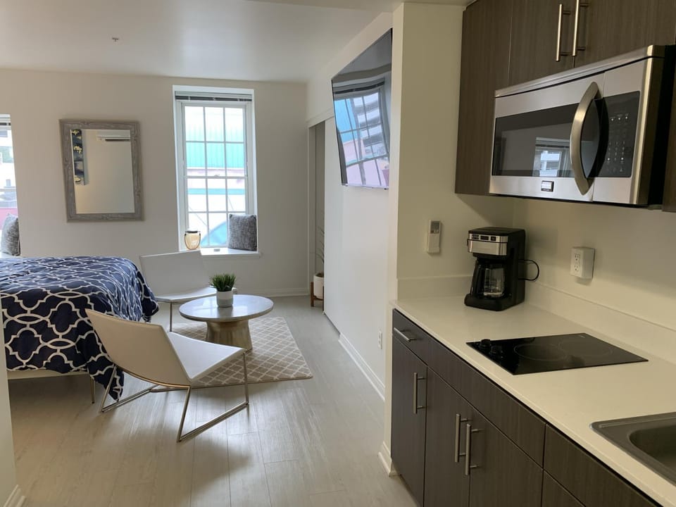 Promenade Studio With Free Parking! Apartment in Santa Monica