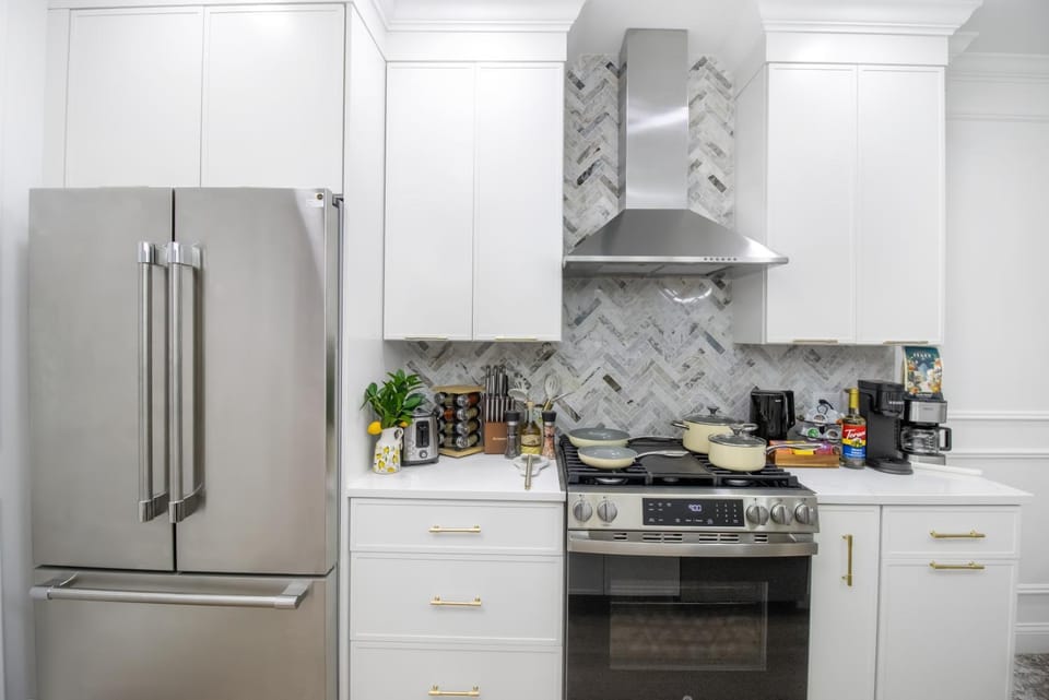 Coffee/tea facilities, Kitchen or kitchenette, oven, stove, toaster