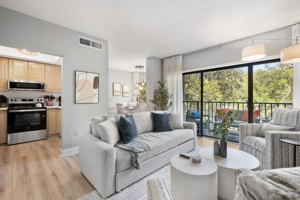 Renovated 2BR Condo Walk to Beach Pool Decks Apartment in Hilton Head Island