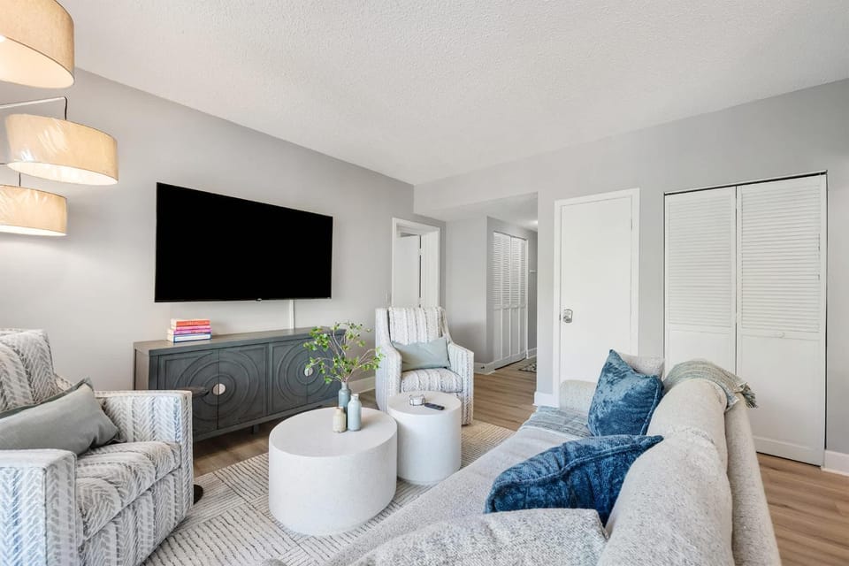 Renovated 2BR Condo Walk to Beach Pool Decks Apartment in Hilton Head Island