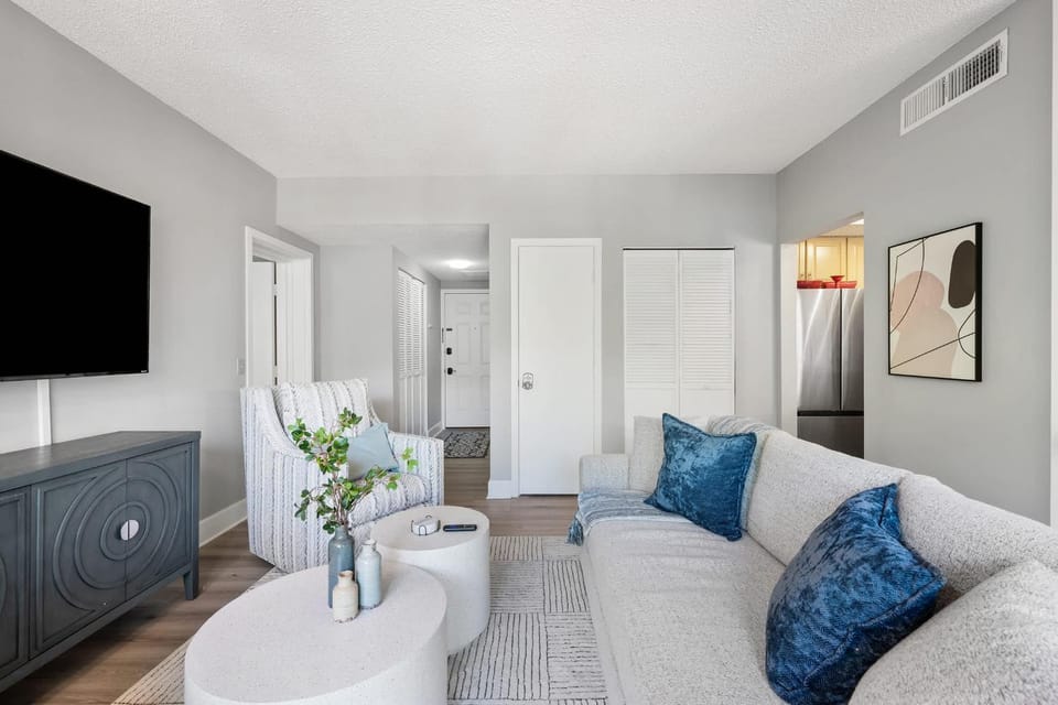 Renovated 2BR Condo Walk to Beach Pool Decks Apartment in Hilton Head Island