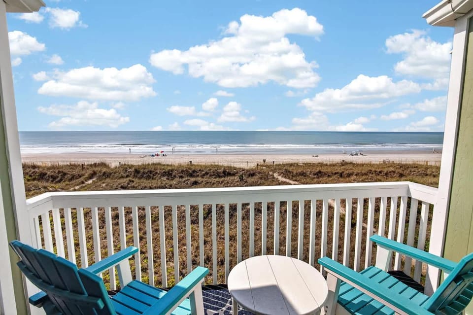 Cozy Coastal Comfort 2BR 2Ba Views Pool N Myrtle House in North Myrtle Beach