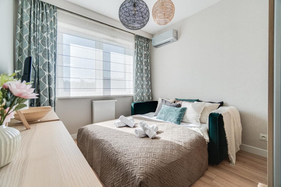 Bed, Photo of the whole room, Bedroom, On site, towels, air conditioner