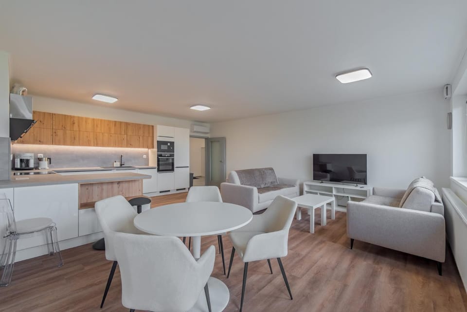 TV and multimedia, Kitchen or kitchenette, Living room, Seating area, Dining area, oven, stove