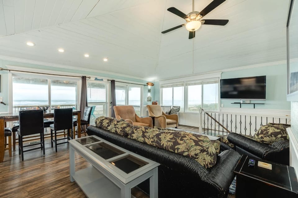 Beachfront Property Private Walkover House in Surfside Beach