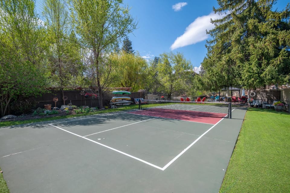 The Riverfront Court & Cottage House in Bend
