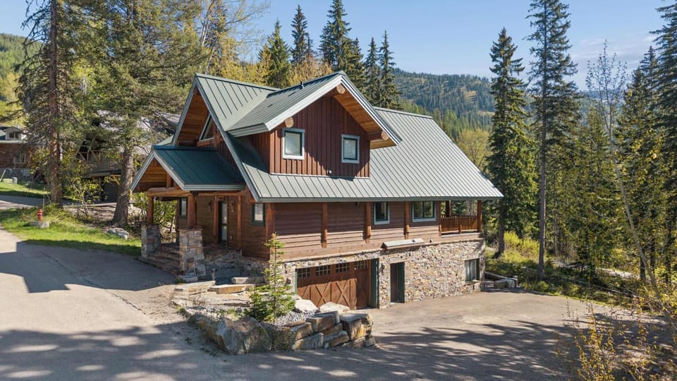 Property building, Day, Neighbourhood, Natural landscape, Bird's eye view, Mountain view, Parking