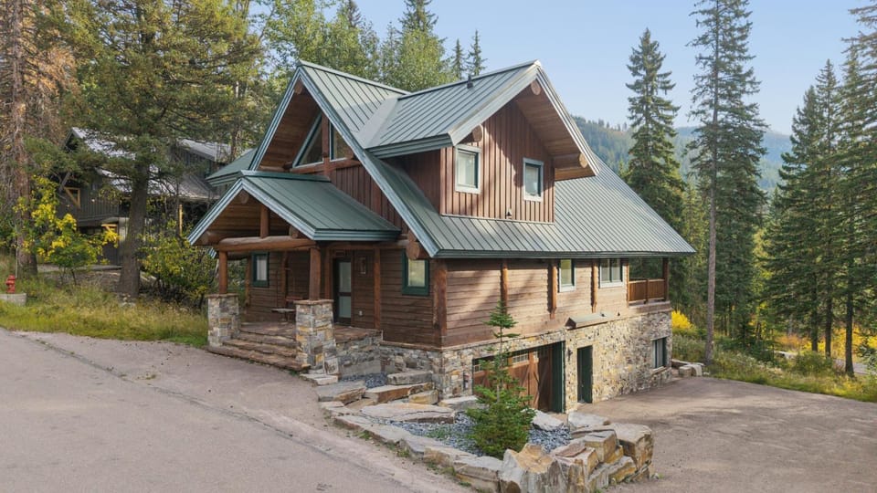 Property building, Facade/entrance, Day, Natural landscape, Bird's eye view, Garden, Mountain view, Parking