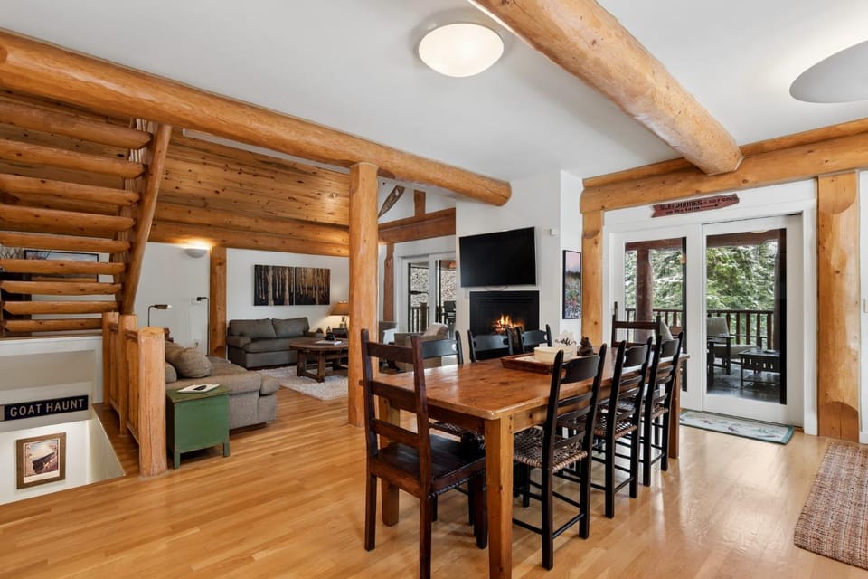TV and multimedia, Balcony/Terrace, Living room, Dining area, fireplace, furniture