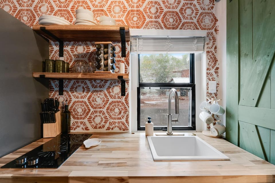 Homey Studio in Manitou Springs Walk Downtown Apartment in Manitou Springs