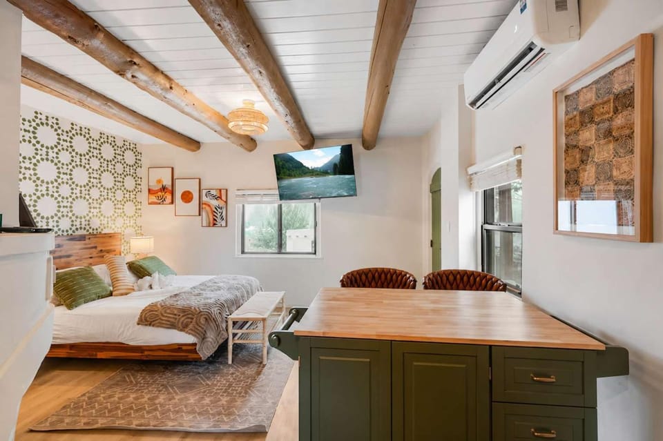 Homey Studio in Manitou Springs Walk Downtown Apartment in Manitou Springs