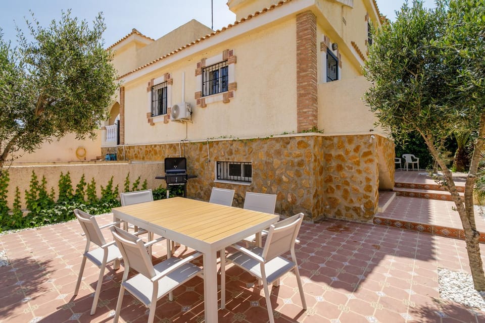 Property building, Day, BBQ facilities, Balcony/Terrace, Seating area, Dining area