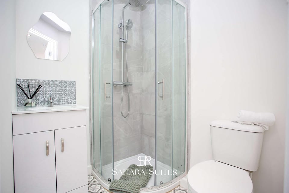 Shower, Toilet, Bathroom, towels