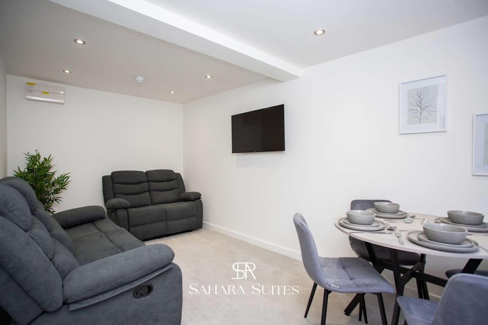 Communal lounge/ TV room, TV and multimedia, Living room, Dining area