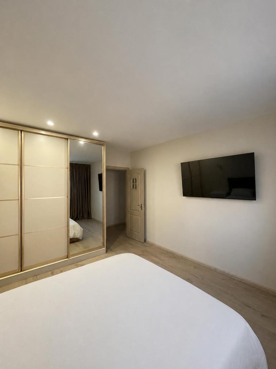 Bed, TV and multimedia, Bedroom, wardrobe
