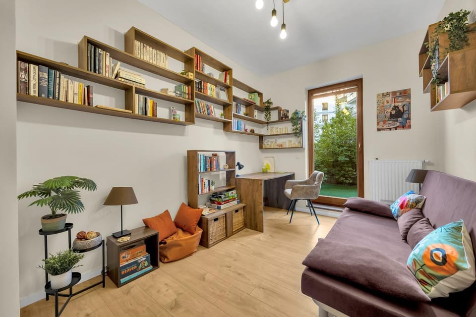 Bed, TV and multimedia, Seating area, Bedroom