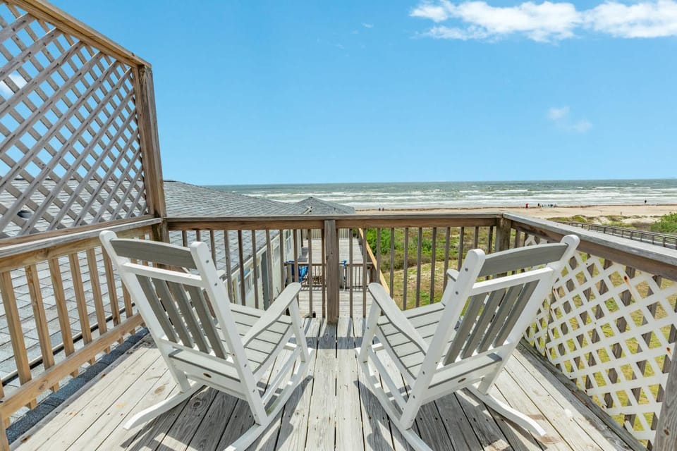 Beachfront Property - Private Walkover to Sand House in Surfside Beach