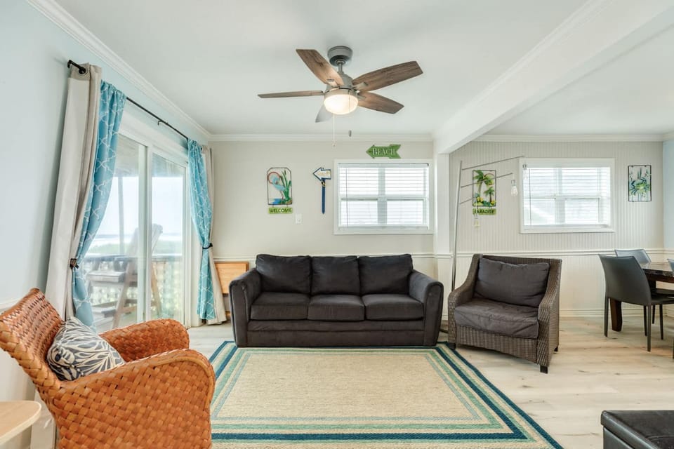 Beachfront Property - Private Walkover to Sand House in Surfside Beach