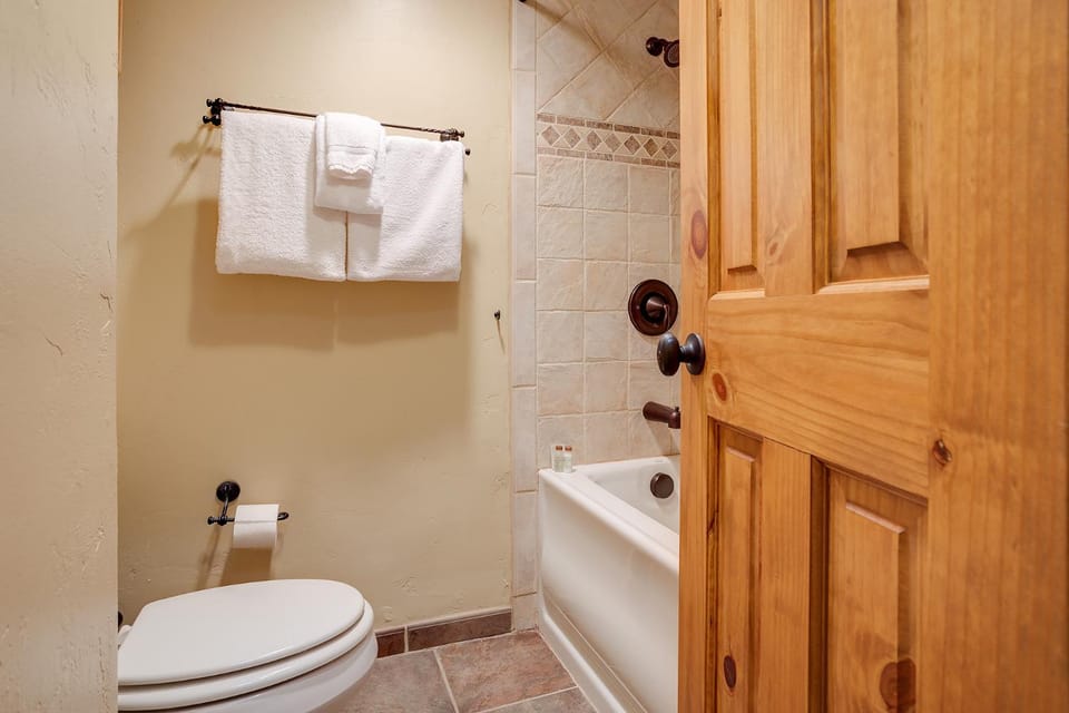 Shower, Toilet, Bathroom, Bath, towels