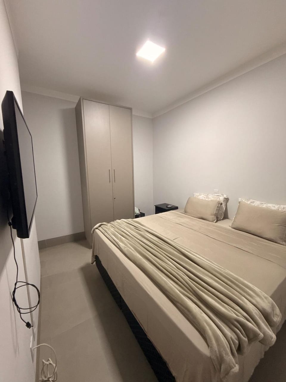 Bed, TV and multimedia, Photo of the whole room, Bedroom