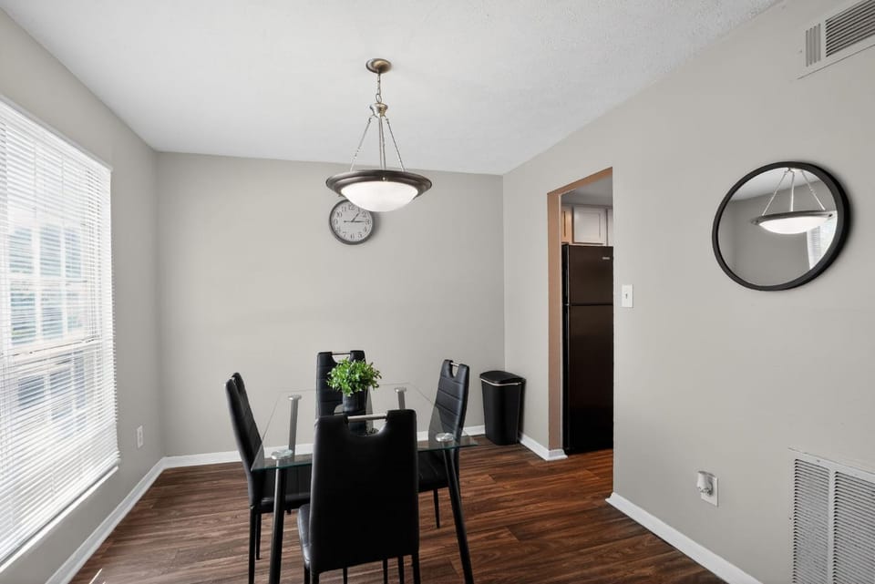 Comfortable 2BR space near shops and dining Apartment in Riverdale